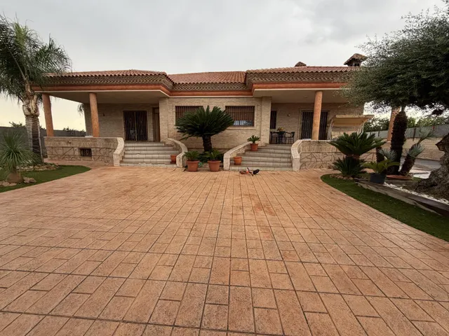 Chalet independiente con 400 m2 construidos, gran parcela y garaje — 39