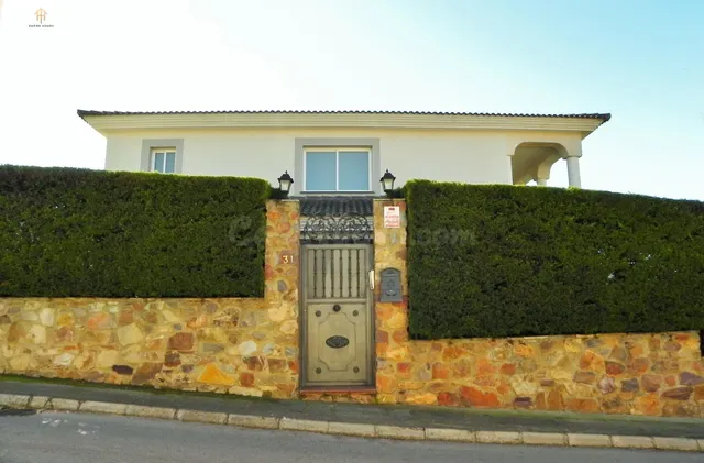 EMPIRE HOMES VENDE Chalet en "La Sierrilla" (Cáceres)