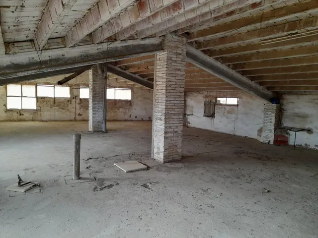 OPORTUNIDA GRAN CASA DE PUEBLO CON VIVIENDA UNIFAMILIAR Y NAV ES ANEXAS — 42