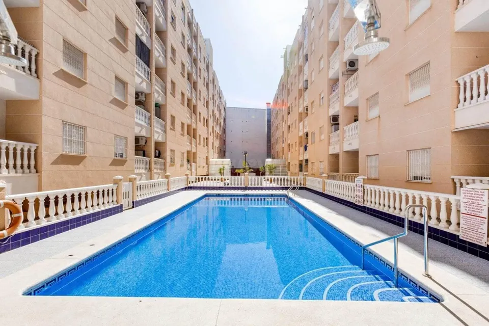 Se vende buen apartamento de 3 dormitorios con garaje y piscina