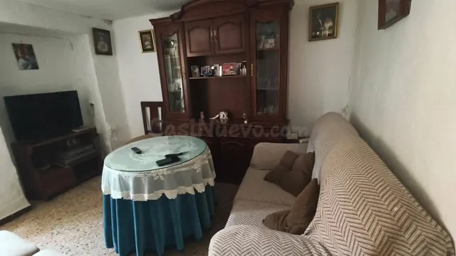 ¡Oportunidad Única en Cabra! Casa con Patio y Porche por sol