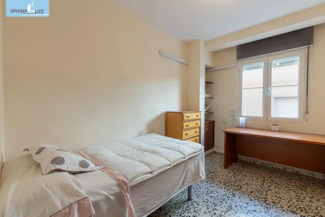 Piso de 3 dormitorios en calle milán, zaidín | muy luminoso y con gran potencial — 9