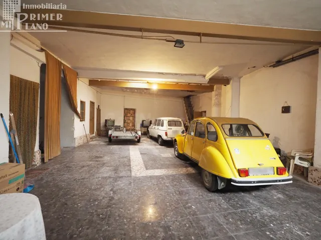 Casa en pleno centro de Tomelloso, con 372 m2, 5 dorm y gara - foto 2