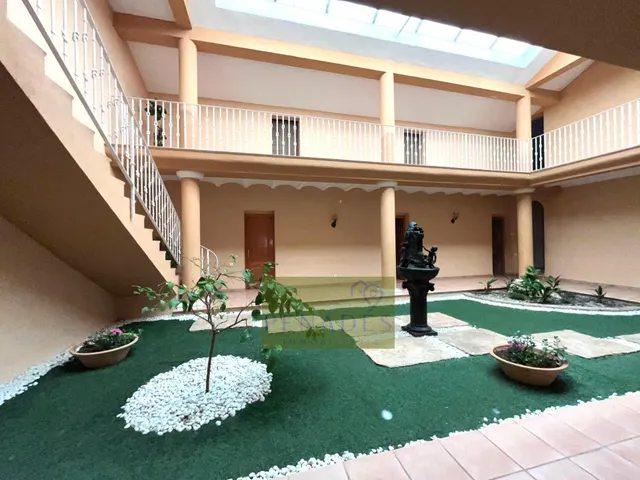 Espectacular chalet a la venta con impresionante jardín interior — 2