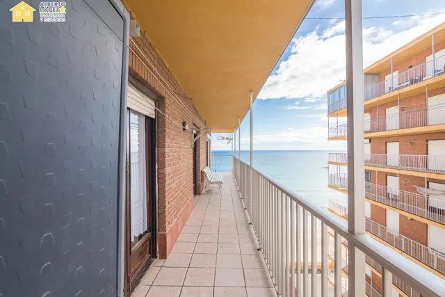 Apartamento en venta en primera línea de playa en Los Arenales del Sol, la propiedad está afectada por la Ley de Costas — 35