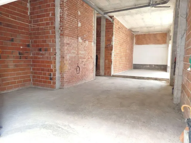 Amplio Local Comercial en el Corazón de Albacete - Oportunidad Única — 3