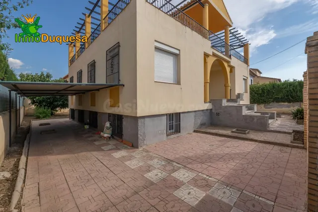 Chalet de 5 dorm. con parcela de 500 m2 en Ogijares - Urb. L - foto 2