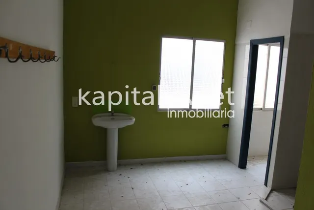 Se alquila  local comercial — 16