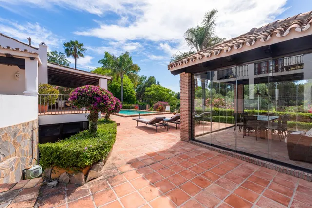 Elegante casa andaluza con vistas al golf en El Paraíso — 10