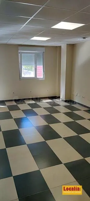 Oficina en edificio profesional en Torrelavega. — 6
