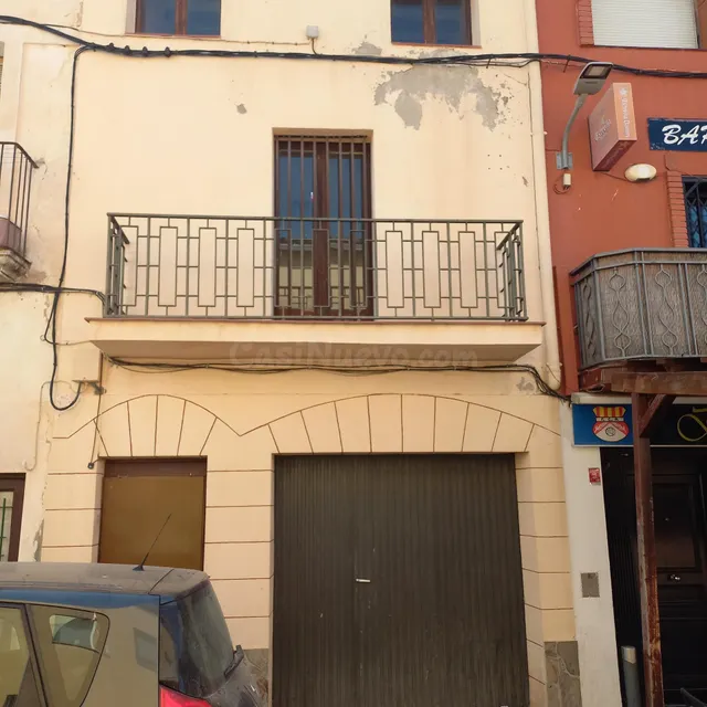 Casa de pueblo con 5 hab y 2 baños.