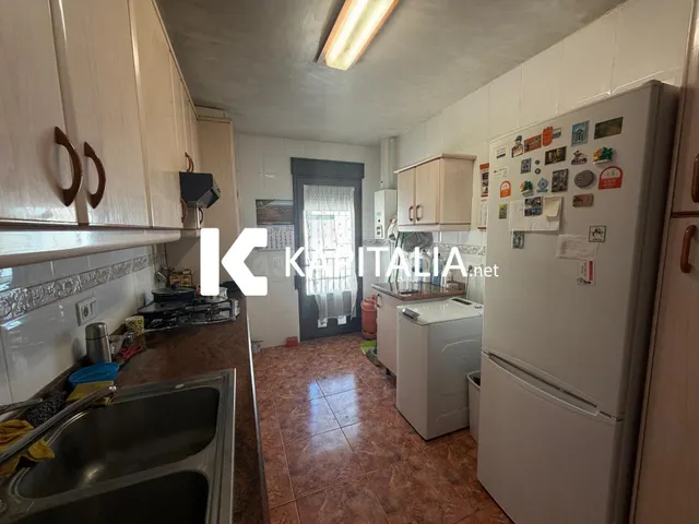 ¡Amplia casa en VENTA en Llutxent con garaje, balcón y un si - foto 3