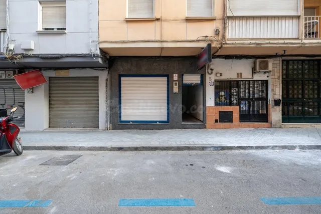 ¡Oportunidad Única en Angel Barrios! Local de 147m2 por solo 190.000€ — 4