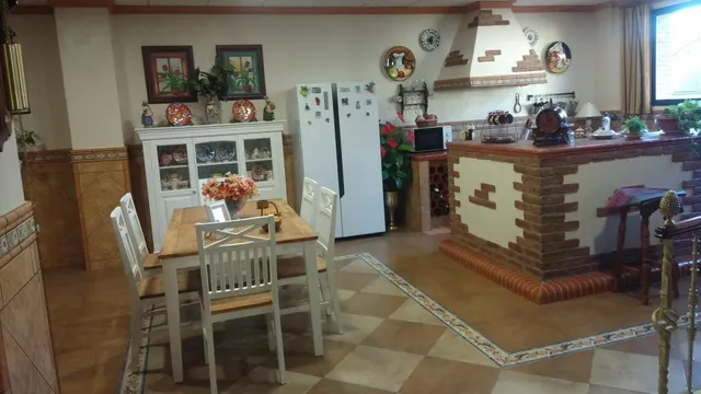 ESPECTACULAR CHALET CON DOS CASAS Y AMPLIO TERRENO — 48
