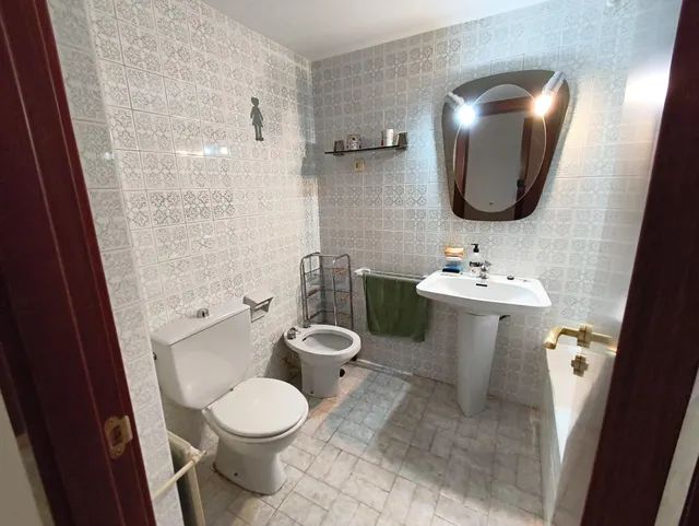 Piso de 89m2. Distribuido en tres dormitorios, salón, cocina y baño — 18