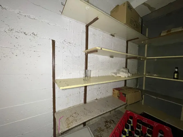 SE VENDE LOCAL EN ZONA ALTA — 15