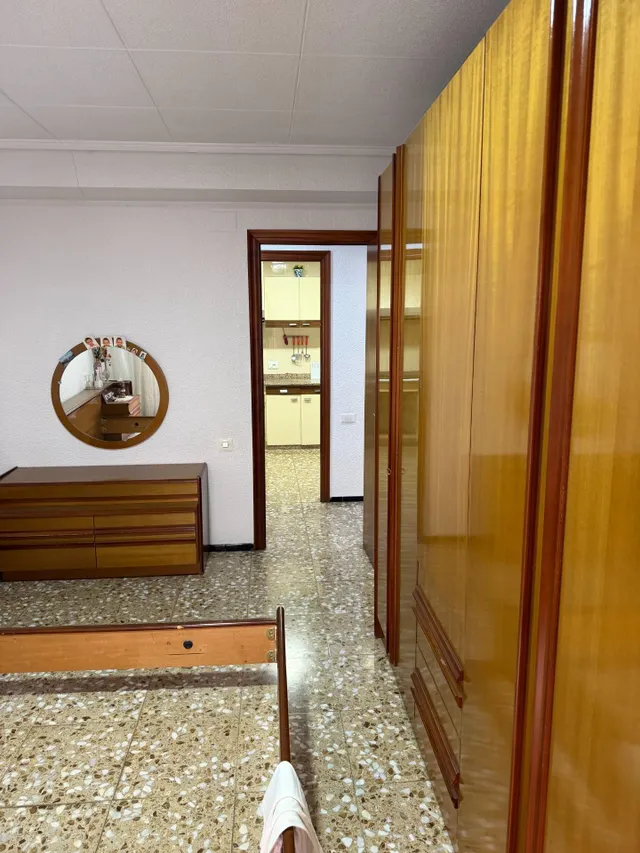 Piso con ascensor, 4 dormitorios, 2 baños, cocina 19 m2 con patio pisable, salon comedor, tres piezas a la calle. — 36