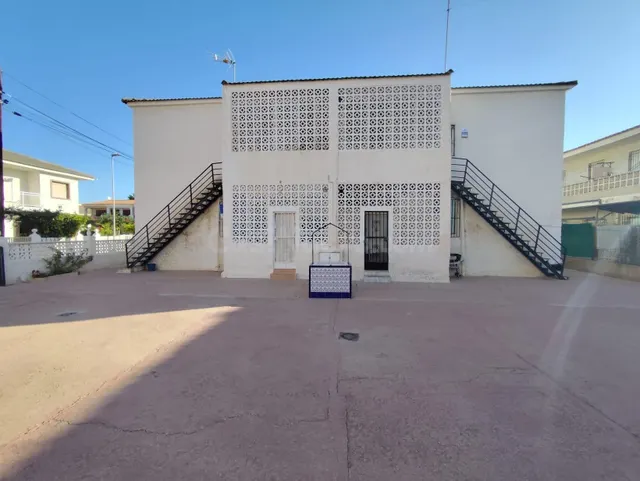 A escasos metros de la playa, amplia y luminosa vivienda con - foto 5