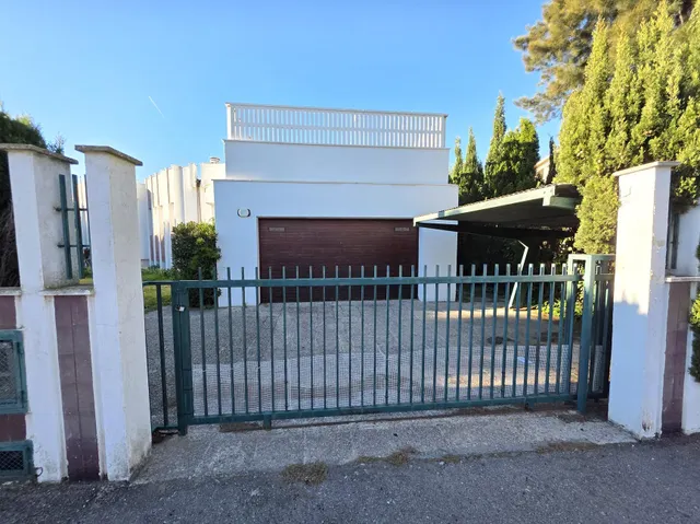 Se vende villa próxima al término municipal de Benicàssim, muy cerca de la playa. La casa está sobre una parcela de 1.889 m2, de la cual saldrían 3 parcelas de 629 m2 en caso de querer dividir el — 16