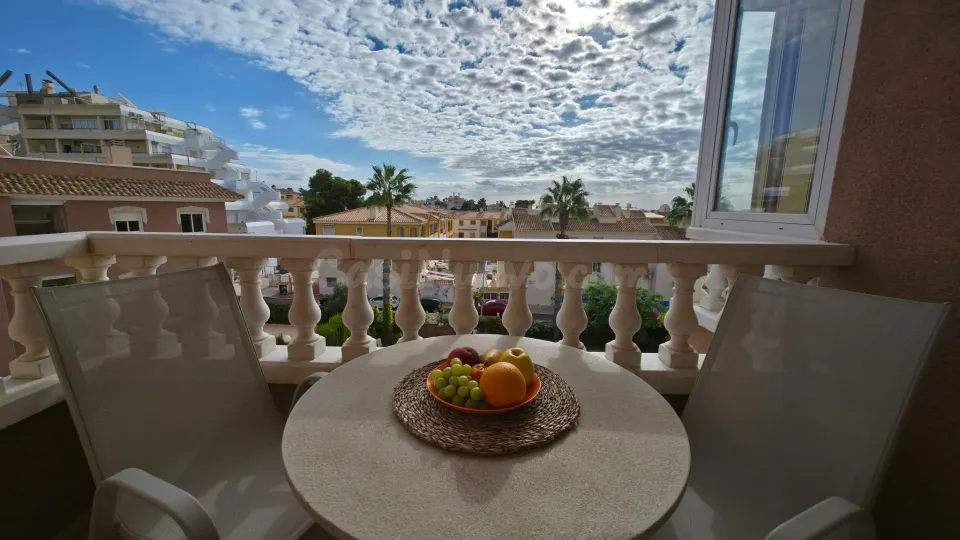 ¡Acogedor apartamento con vistas al mar en Torreblanca, Torrevieja!