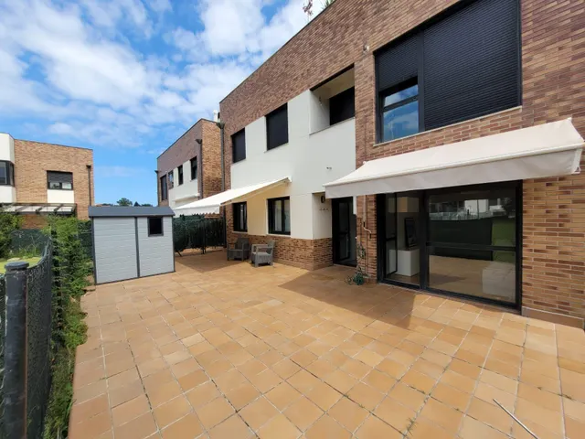 Se pone a la venta bajo con terraza y jardin  de dos habitaciones , garaje y piscina comunitaria — 24