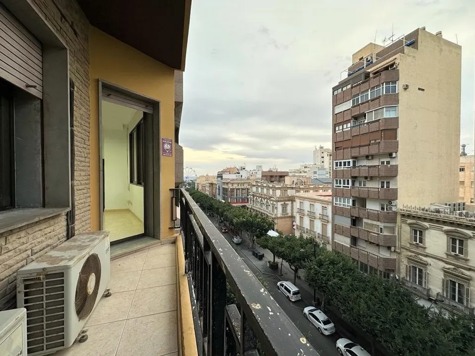 ¿Estás buscando una oficina en el paseo de Almería?