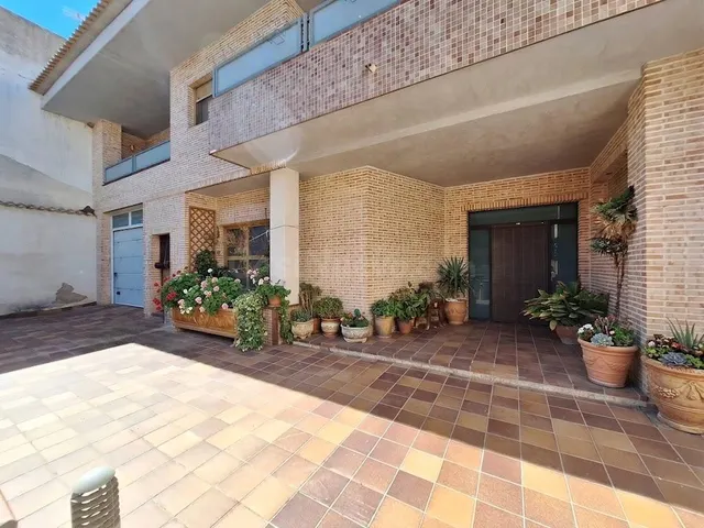 Gran casa familiar en el centro de Pinoso con garaje excepcional y posibilidades para crear tu propio negocio — 2