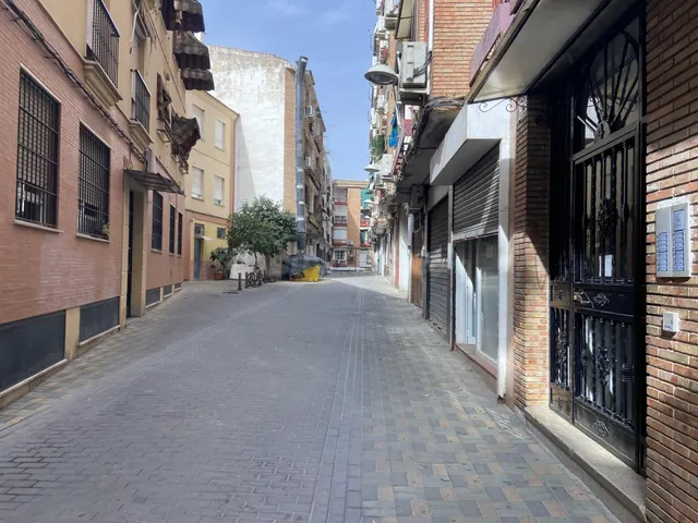 Local comercial junto entre Av. Barcelona y Av. Libia