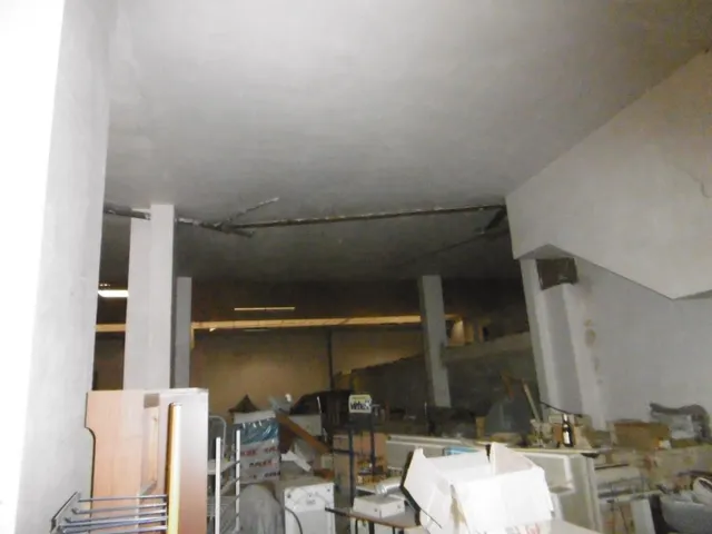 LOCAL AMPLIO CON FACHADA Y EN BUENA ZONA — 27