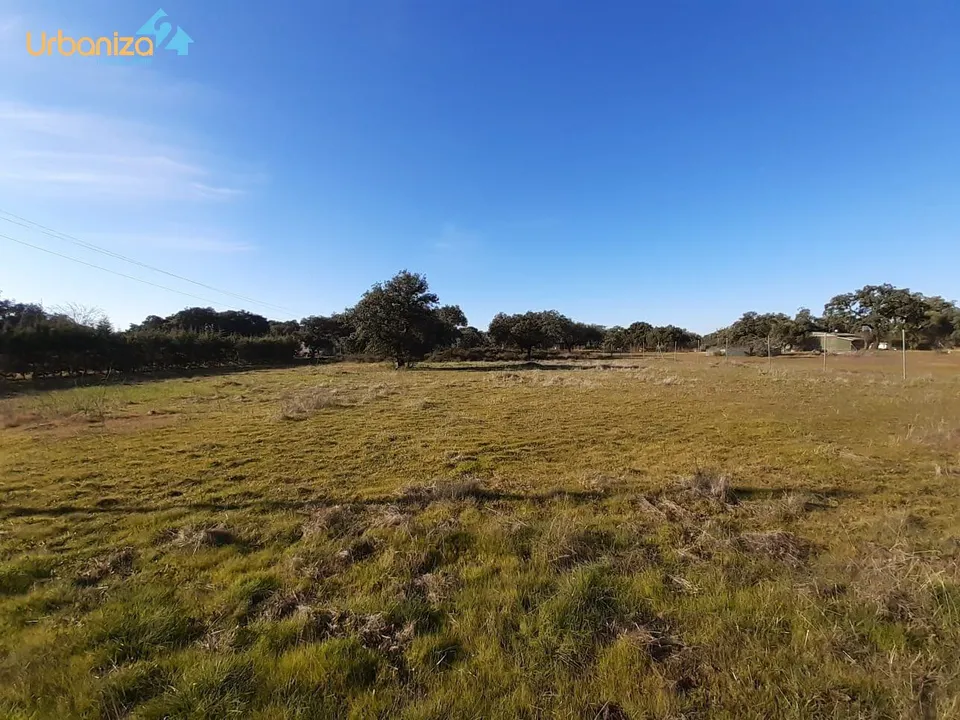parcela en el coi con  escrituras del terreno totalmente vallada a 10 min de Badajoz