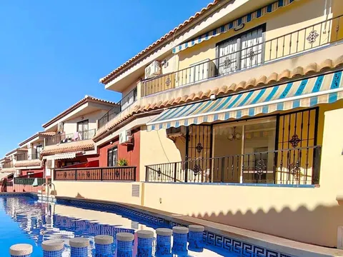 Casa adosada amplia y bien conservada, construida en 2006 (aprox. 87 m2 + terrazas), cerca de colegios y supermercados. Terraza y balcón con orientación este y oeste, ¡y piscina comunitaria!