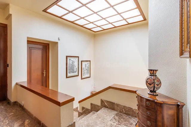 Una residencia exclusiva con terrazas panorámicas en un para