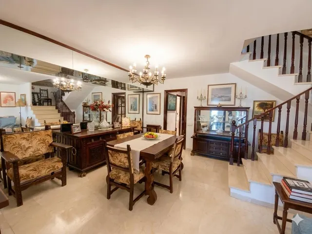 Casa adosada de 5 habitaciones, jardín y zona comunitaria co - foto 4