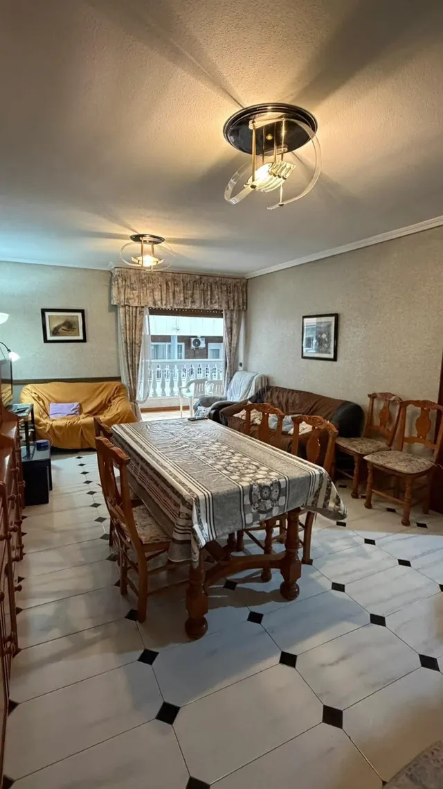 Apartamento con terraza, Alicante, Torrevieja, Playa de los Locos. 3 habitaciones, 116 m2, 30 metros del mar — 5