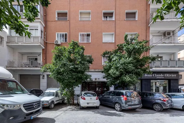 Piso junto a hipercor · última planta · mucha luz · ascensor · metro — 23