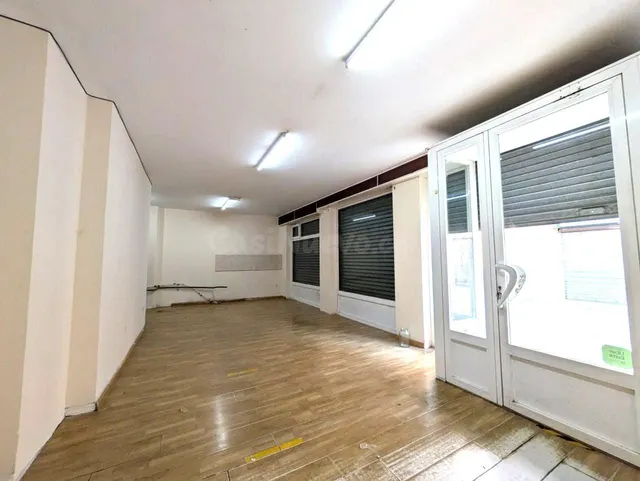 ALQUILER  local  en chaflán con Agustina de Aragon 55  y Calle Cerezo 11 — 5