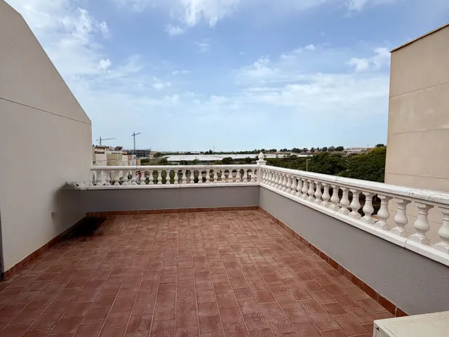 Chalet pareado tipo tríplex de 266 m2 con 4 dormitorios, terrazas, garaje y bodega en Aguadulce Sur — 9