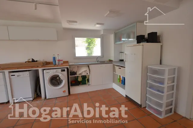PRECIOSO CHALET REFORMADO CON PISCINA, GARAJE Y DOS TERRAZAS — 48