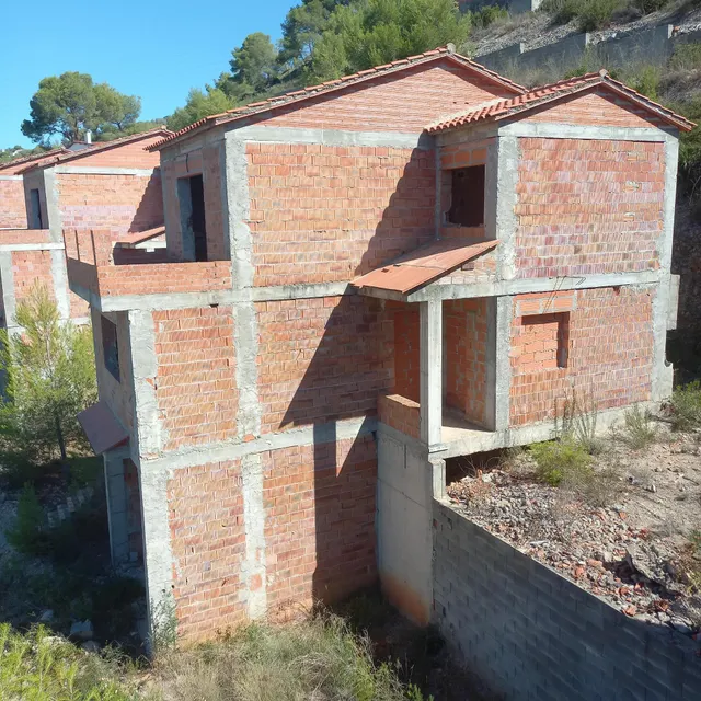Cuatro casas en contrucción. — 16