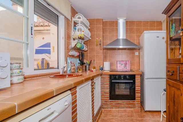 ¡Vive en el Corazón de La Zubia!  Piso Luminoso y Listo para Ti — 18