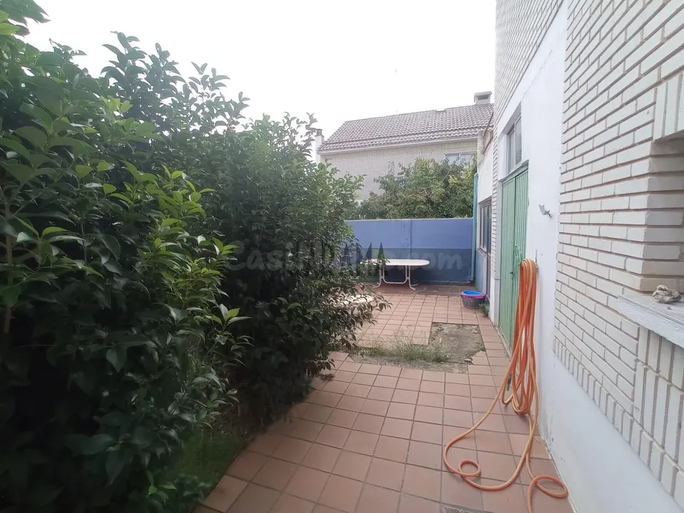 CASA CON GRAN JARDIN  EN CASCANTE