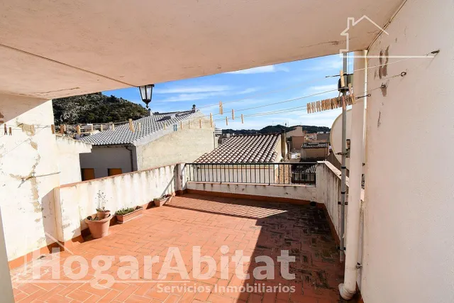 AMPLIA CASA CON TERRAZA Y BALCÓN - foto 2