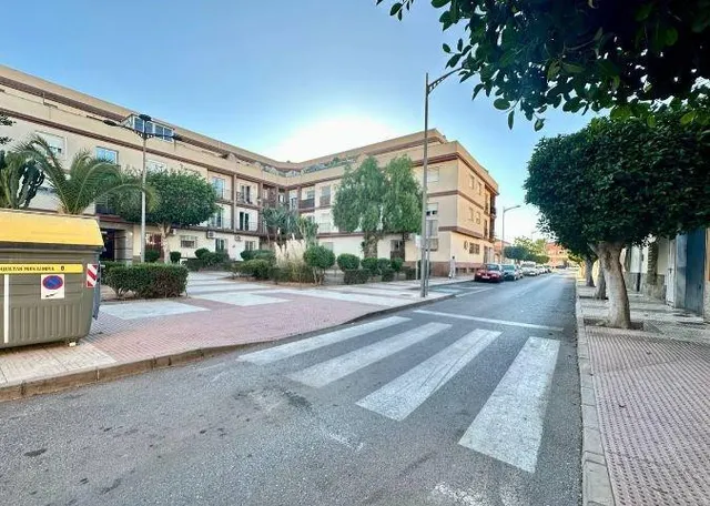 SE VENDE piso OKUPA en C LAS ARENAS 4 de Roquetas de Mar - foto 2