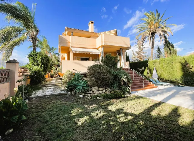 Villa en venta en Nueva Andalucía, Marbella, con vistas al m