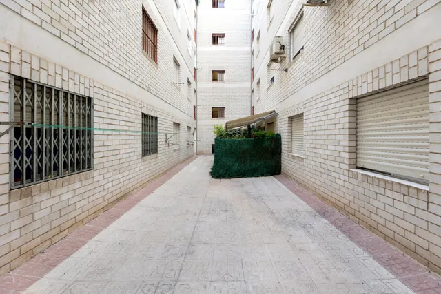 Amplio piso de 4 dormitorios en la prestigiosa urbanización Jardín de la Reina. Garaje y trastero — 18