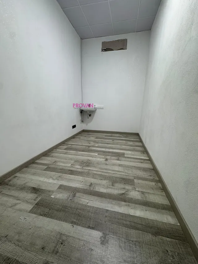 Local comercial en alquiler con tres salas y baño  adaptado — 14