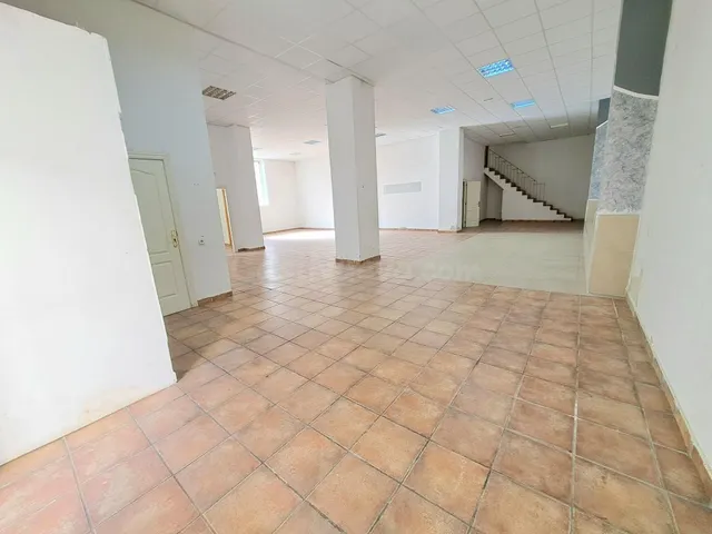 Se vende o alquila este local de 267m2 esquinero con dos ent