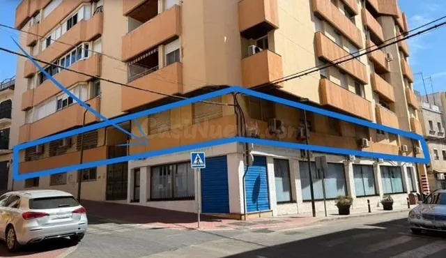 ¡OPORTUNIDAD PARA INVERSORES! Amplia oficina en el corazón d