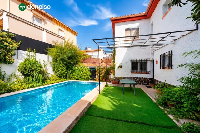 Preciosa casa en Ogíjares con piscina y jardín — 24