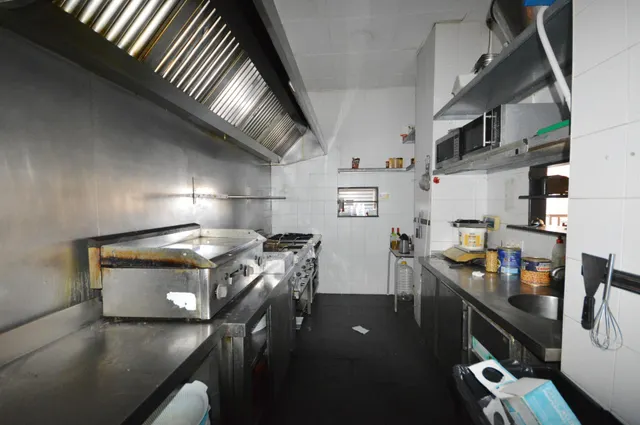 Se vende local montado como resturante — 11